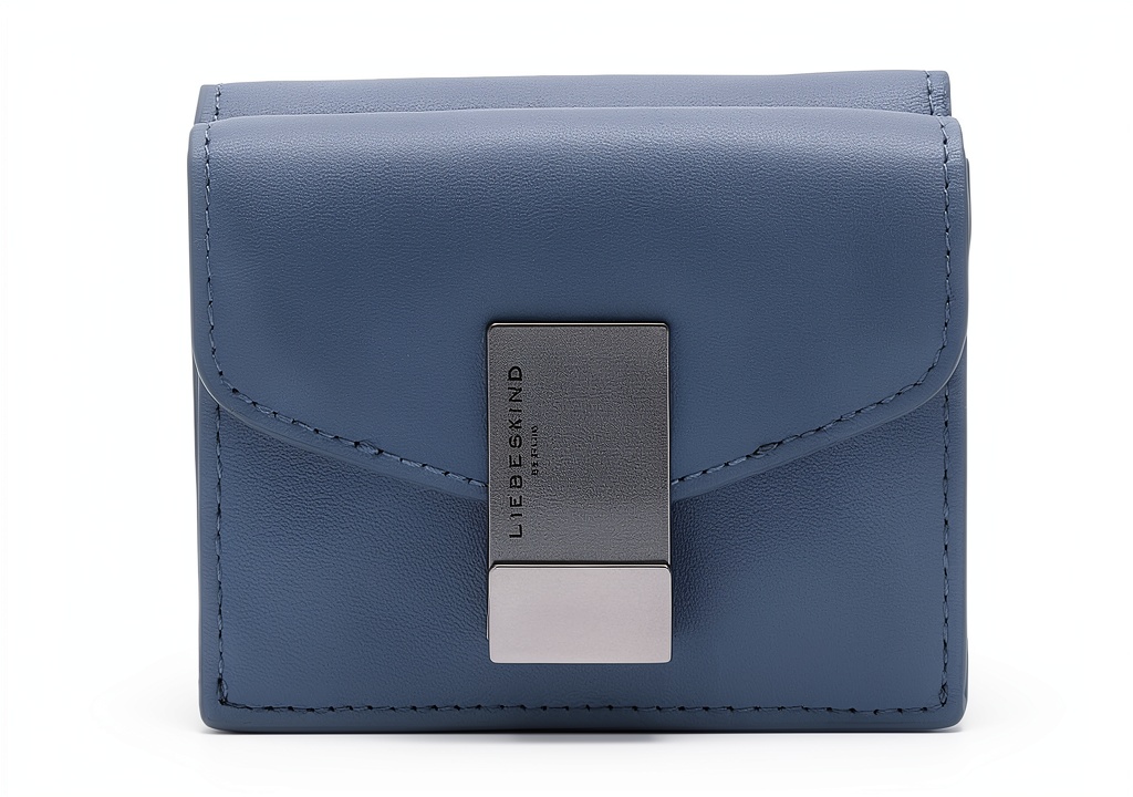 Woman using the Liebeskind leather wallet in a cafe
